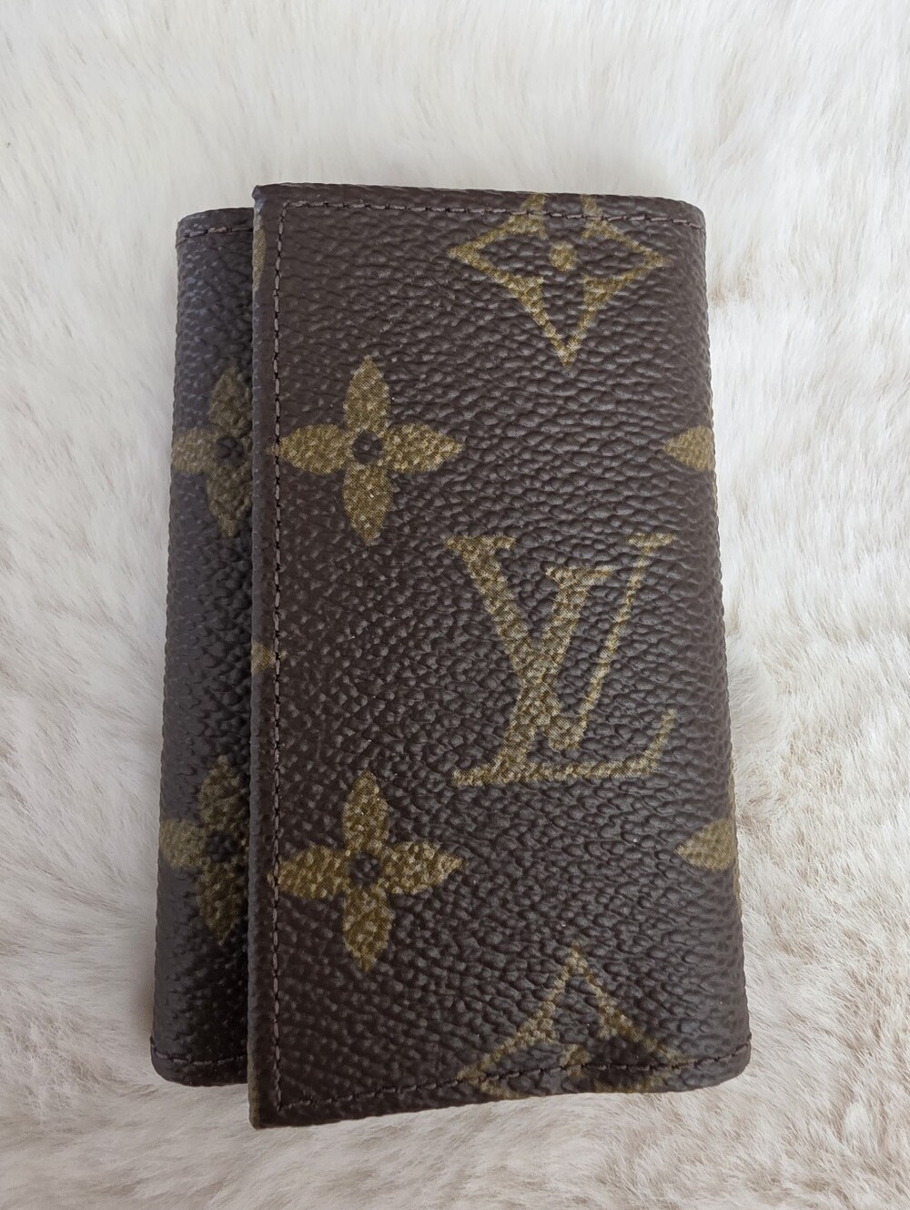 Vintage Louis Vuitton 6-ring key holder in iconic monogram coated canvas.